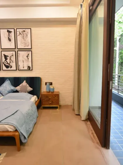 Every piece of furniture in the Ashraya Residence is custom-designed, drawing inspiration from the Indian context. This bedroom opens onto a balcony overlooking the vertical garden, blending indoor comfort with outdoor charm.