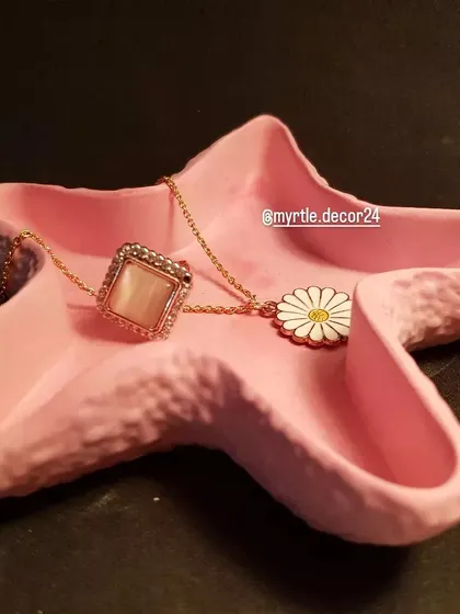 The simple elegance of our pink starfish tray makes it a lovely addition to any vanity.