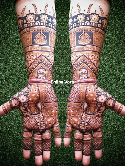 The design shown against a natural green background, giving it a fresh look.