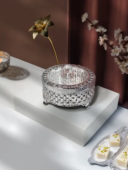 Styled as a decor piece, this silver dry-fruit box shows its versatility. It is a keepsake that will be cherished long after the treats inside are gone.