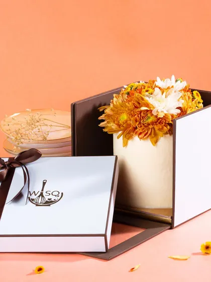 Why choose between flowers and cake when you can gift both? Our "Bloom" cake series combines a delicious mini cake with a fresh floral topping, presented in our innovative slide-out gift box.