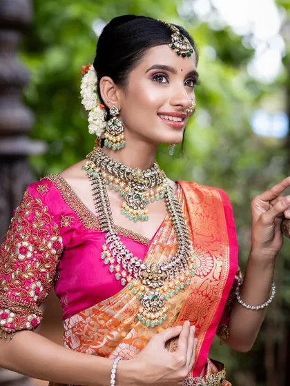 A close-up that allows you to appreciate the detail in the choker and the layered necklace.