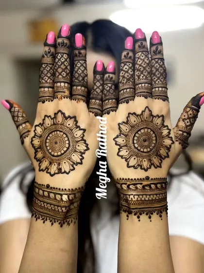 This design features beautiful, bold sunflower-like mandalas on the back of each hand. The fingers are decorated with a simple net pattern, making the mandalas the star of the show.
