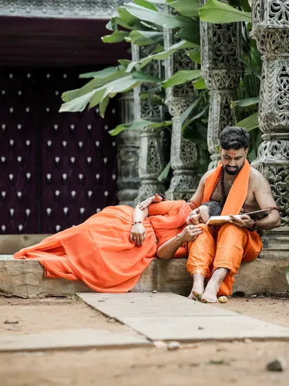 A unique, concept-based maternity shoot inspired by the epic love story of Ram and Seetha. This shows how we can create a completely personalized and traditional Indian maternity photoshoot.