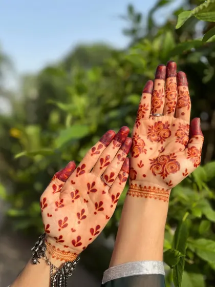 A beautiful and simple henna design with a rich red stain. The pattern is light and perfect for someone who wants a minimal look.