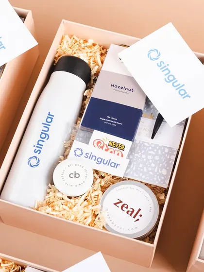 A beautiful employee welcome kit for Singular, featuring a white branded bottle and other curated items. We love the clean and modern aesthetic of this hamper.