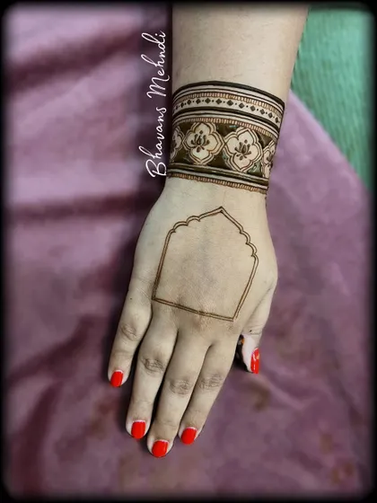 The beginning of a design, showing the cuff and the outline for the central motif. Every great design starts with a clean foundation.