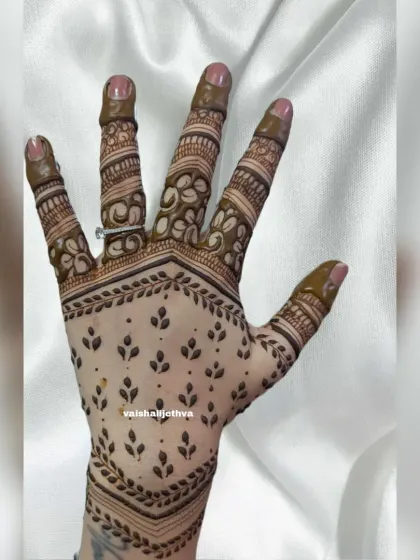 A beautiful back-hand design with full finger work. The palm is kept simple with a pattern of butis, drawing attention to the detailed fingers.