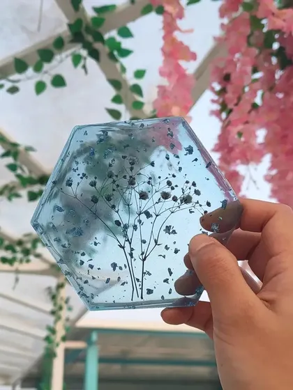 This coaster features a sprig of dried Gypsophila (baby's breath) preserved in light blue resin with silver flakes. It has such a dreamy, delicate feel.
