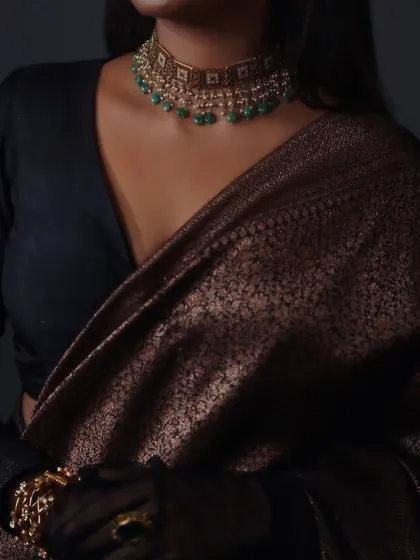 A close-up on the textures of the saree and the intricate choker.