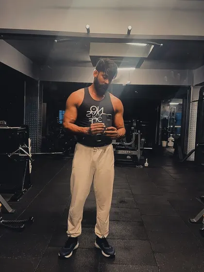 "Fall in love with the process." A full-body mirror selfie in the gym, a reminder that results will follow.