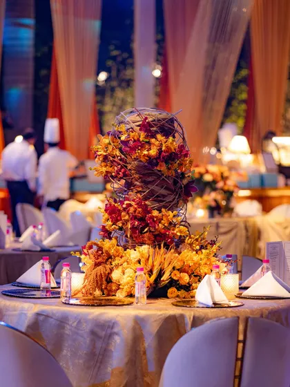 Another view of the midollino extender arrangement, showing how it commands attention on the dining table. This is not just a centerpiece; it is a conversation-starting piece of floral sculpture.