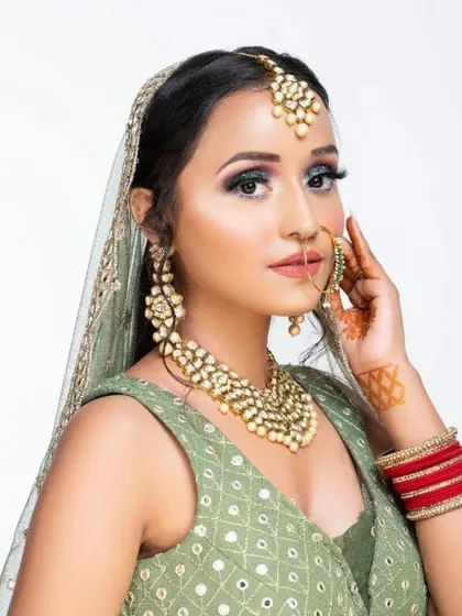 This bride looks lovely in her light green attire and pearl-detailed jewellery. It’s a great example of my rental options for pre-wedding events.