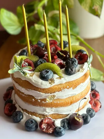 When strawberries are in season, our kitchen is filled with berry goodness. We create everything from rich chocolate strawberry drip cakes to light and fresh naked cakes.