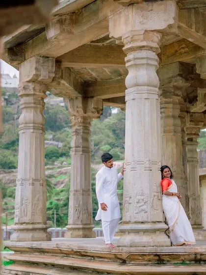 Using the majestic pillars of a heritage temple as a natural frame for this pre-wedding portrait. I find that historic locations add a timeless and grand feel to love stories.