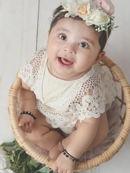 Once your baby can sit up on their own, a whole new world of personality emerges. My sitter sessions, typically for babies 6 to 9 months old, are designed to capture these adorable expressions and milestones. This little one’s happy smile in a simple basket setup shows that sometimes, the simplest moments are the most precious.