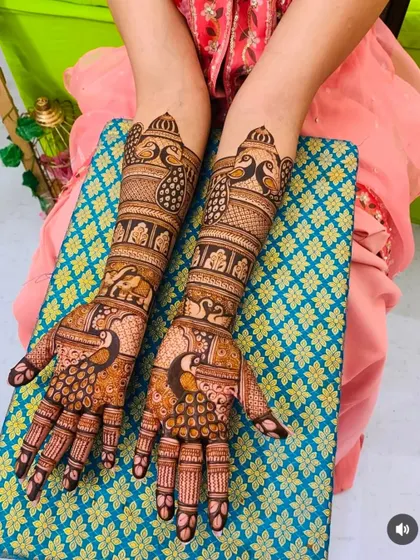 A beautiful design dominated by peacock figures. The peacocks on the palms are especially detailed, with their feathers creating a lovely pattern on the fingers.