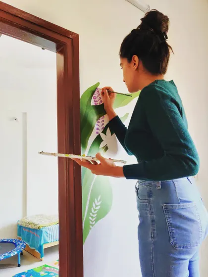 Adding some fine details to a leaf. It's these little touches that bring the whole mural together.