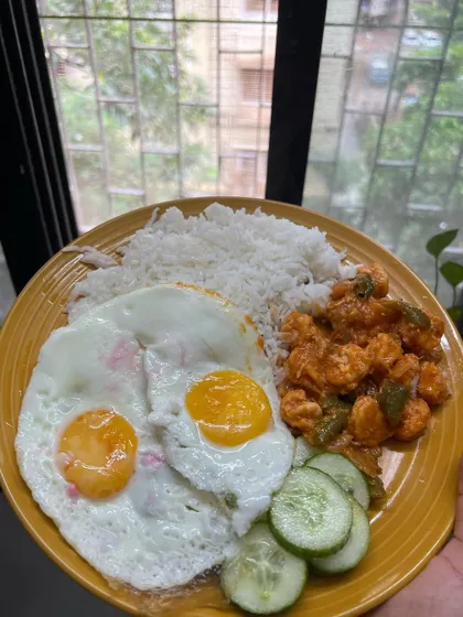 A satisfying and balanced meal of rice, paneer, and two fried eggs. This is what eating for fat loss looks like: delicious, filling, and packed with the protein and carbs you need for energy and recovery.