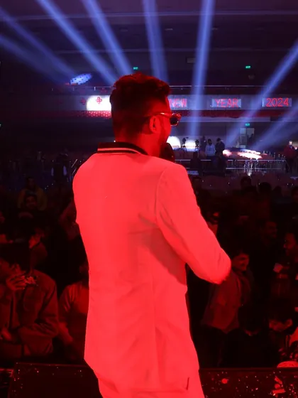 Facing a massive crowd under a sky of spotlights. This is our element. We are experienced in handling large-scale corporate events and delivering a flawless performance.