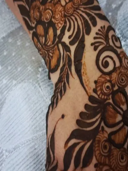 A close-up shot of the intricate details in this Arabic design. You can see the fine lines, swirls, and shading that bring the floral patterns to life.