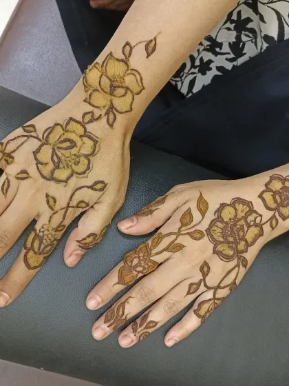 A simple and sweet floral design for both hands.