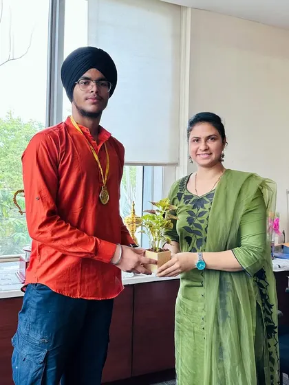 Gold medalist Avnoor Singh being felicitated by the NMMC Deputy Commissioner.