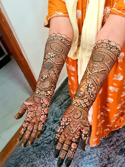 A complete bridal look for the lovely bride Ayesha, with full coverage up to the elbows and detailed work on the palms.