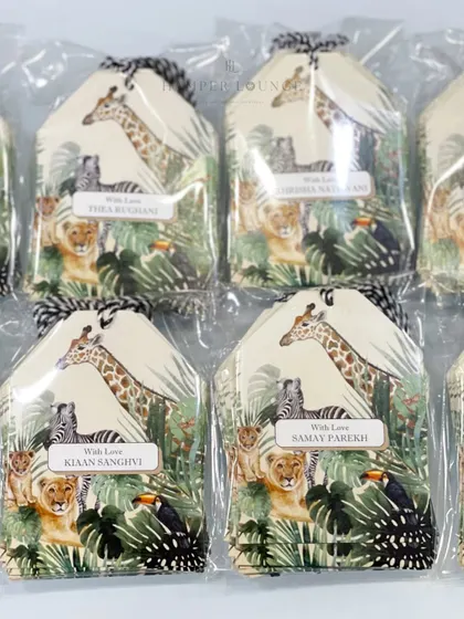These are personalized return favor tags for a safari-themed party. Each tag is customized with the guest's name, adding a special touch to the thank you gift.