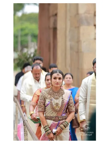 A candid shot of Vishnu Priya during the wedding procession. Even in motion and amidst the crowd, her bridal look is impeccable and eye-catching.