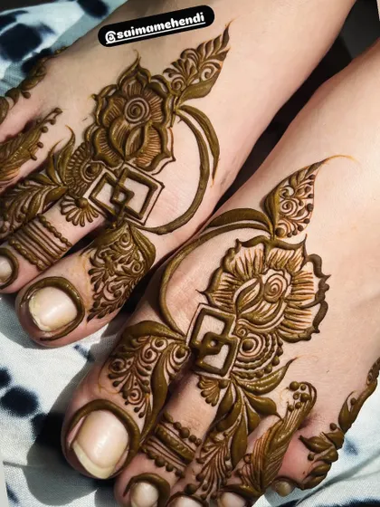 A modern and stylish foot mehendi design. The pattern is focused on the big toe and creates a chic, asymmetrical look.