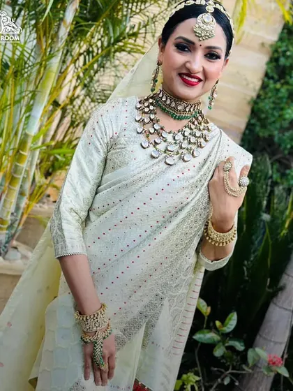 This bride chose an elegant off-white saree for her special day. I paired it with a classic red lip and defined eyes for a look that is both traditional and incredibly chic.