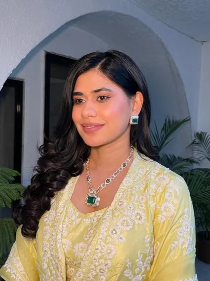 Another shot of the client's sunny and cheerful look.
