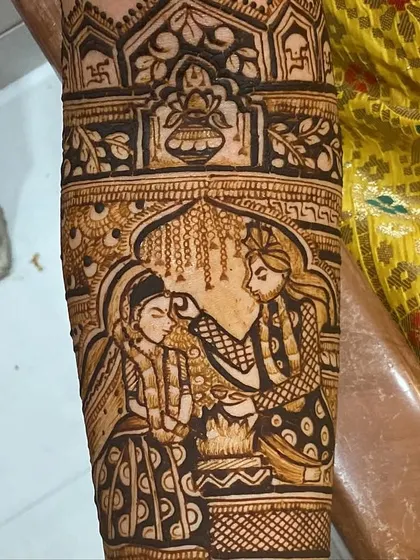 A depiction of the 'sindoor' ritual, a key moment in a Hindu wedding ceremony, captured in henna.