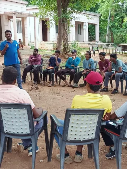 A group discussion and theory session during the basic rock climbing course.