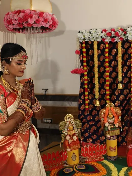 Bride Madhura on her muhurtham day, her hands folded in prayer, showcasing the stunningly dark mehendi stain.
