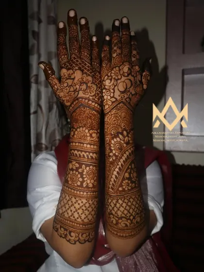 This full coverage engagement mehendi shows how different patterns can be blended seamlessly from the fingers to the elbows.