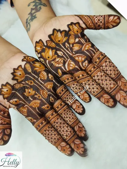 A beautiful design centered around the lotus flower. The palms are filled with blooming lotuses, creating a lush, garden-like effect that is both traditional and refreshing.