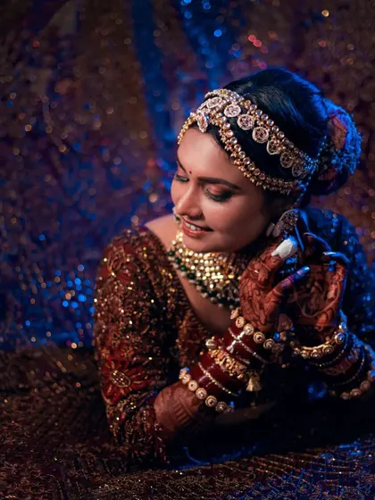 A close-up of the bride's intricate matha patti and beautiful makeup.