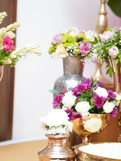 A close-up of the floral arrangements in beautiful brass and silver vases. These details are essential for creating an authentic and elegant atmosphere at intimate traditional celebrations.