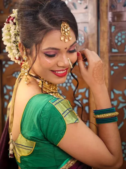 A happy and radiant Maharashtrian bridal look created by one of my students. They have perfectly captured the essence of the look, from the makeup to the hair and styling.