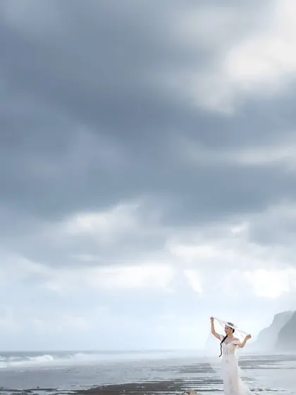 A beautiful solo portrait of the bride against the expansive beach and dramatic cliffs of Bali. It’s a moment of quiet reflection before the beginning of a new chapter.