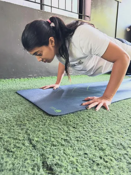 A client demonstrates perfect push-up form. We focus on mastering bodyweight movements as a foundation for strength.