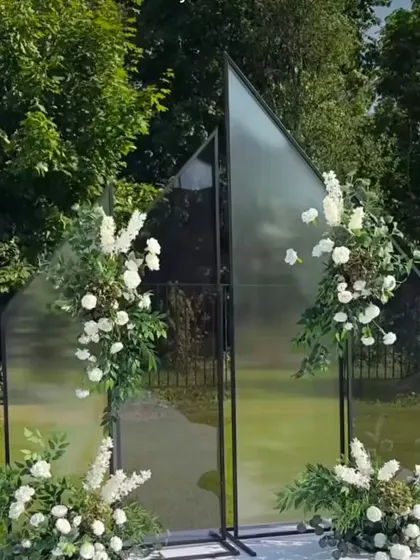 The combination of green and off-white always brings elegance to any function. This minimalist decor with mirrored panels and white floral arrangements is perfect for a chic and modern daytime event.