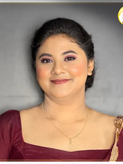 The final result of my Red Smokey Eye masterclass. This look combines deep red and black tones, blended perfectly for a dramatic and glamorous effect suitable for any party.