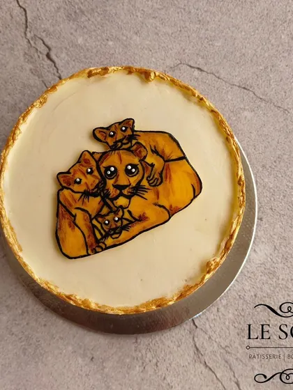 A minimalist cake celebrating motherly love. This half-kg Vanilla Chocolate cake is topped with a beautiful, hand-painted fondant piece showing a lioness and her cubs.