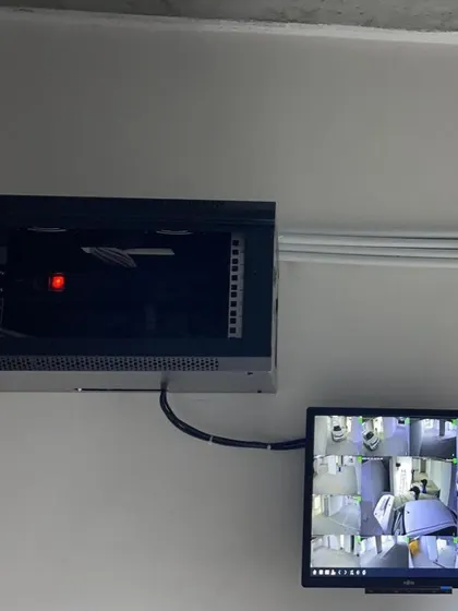 The final setup showing the neat cabling, monitor, and server rack. A clean installation not only looks better but also functions more reliably.