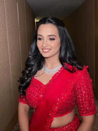 A closer look at that infinite glow. The skin is luminous, the eyes are softly defined, and the smile says it all. This is makeup that builds confidence.