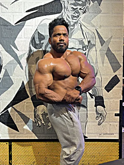 A side chest pose.