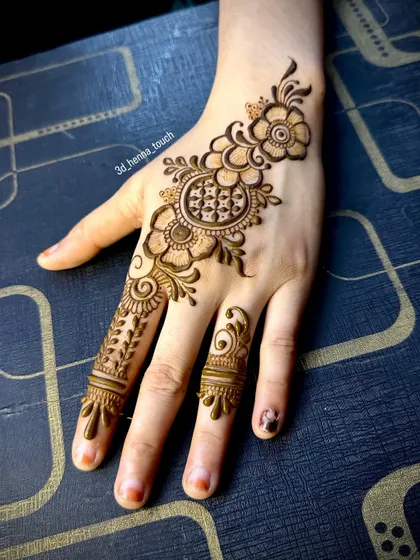A simple and beautiful floral 'bel' or trail for the back of the hand. This is a classic and elegant choice for any festival.